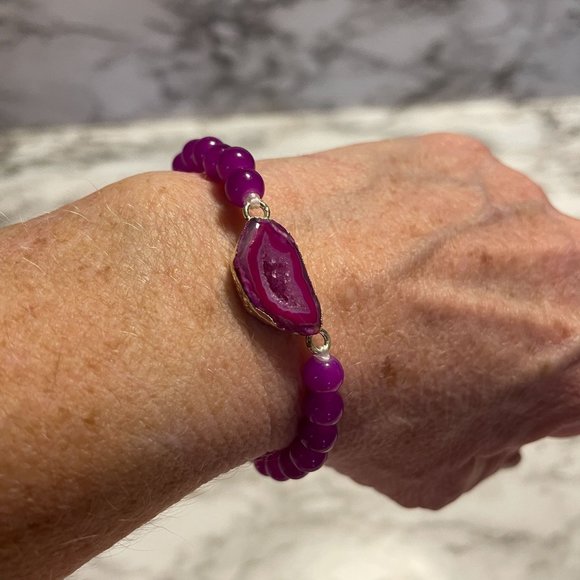 Handmade Druzy Agate Slice Stretch Bracelet Magenta Dyed Agate - Picture 6 of 6